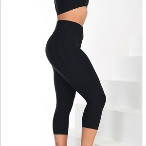 Booty by Brabants Cropped Capri Bom Bom leggings